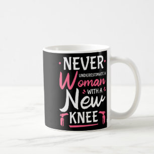 Onderskatt aldrig en kvinna med ny knäledsplastik kaffemugg
