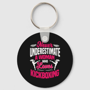 Onderskatt aldrig en kvinna som älskar kickboxning nyckelring