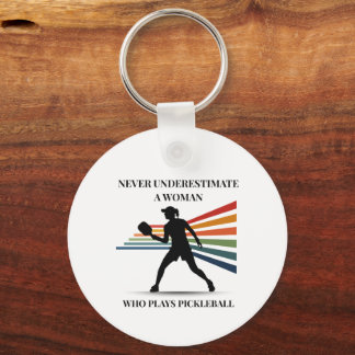 Onderskatt aldrig en kvinna som spelar pickleball nyckelring