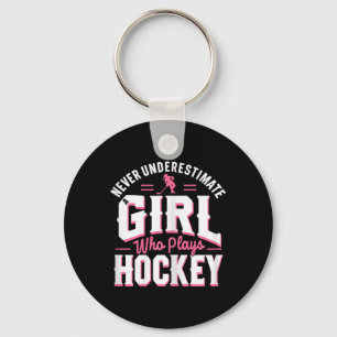 Onderskatt aldrig en tjej som spelar hockey nyckelring