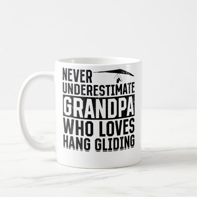 Onderskatt aldrig farfar som älskar hangglidning kaffemugg (Vänster)