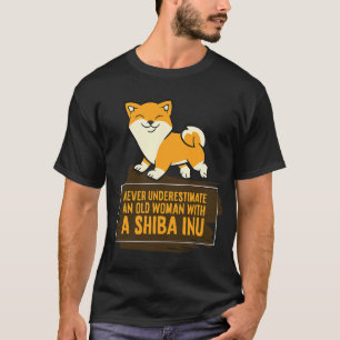 Ondska inte en gammal kvinna med en Shiba Inu T Shirt