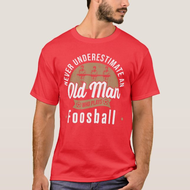 Ondska inte undervärdera gubben som spelar Foosbal T Shirt (Framsida)
