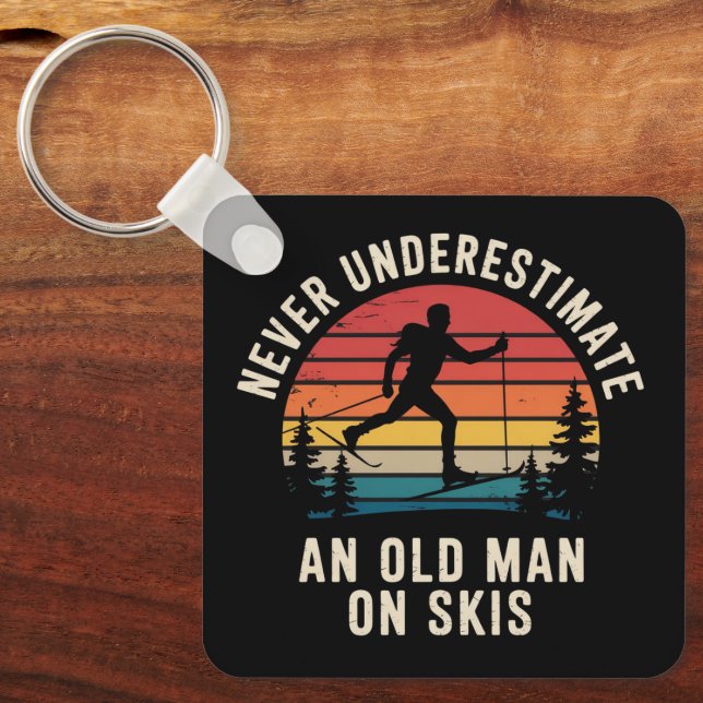 Ondskaffa inte en gammal man på skidresa nyckelring (Framsida)