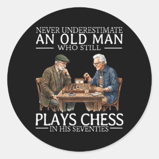 Ondskaffa inte en gammal man som spelar schack i s runt klistermärke