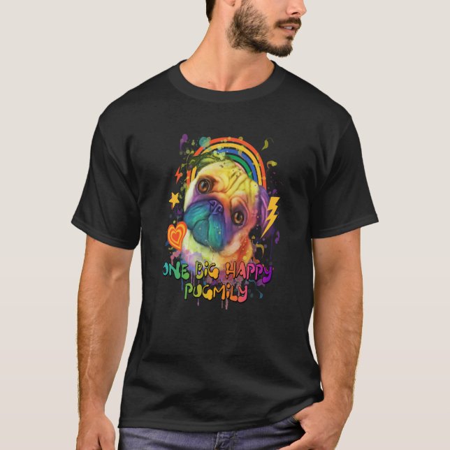 One Big Happy Pugmily Pug Humor Dutch Bulldog Dog  T Shirt (Framsida)
