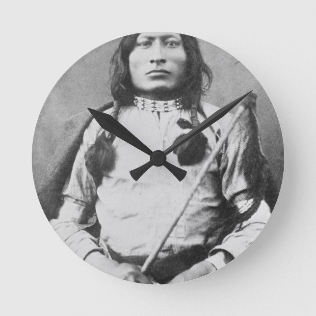 One Bull Warrior, 1882 (b/w bild) Rund Klocka (Framsida)