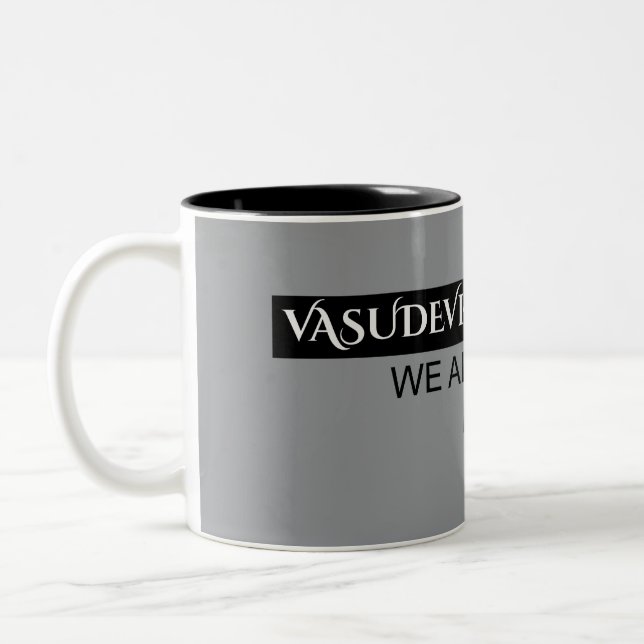 "One Earth. One Spirit. One Family." Två-Tonad Mugg (Vänster)