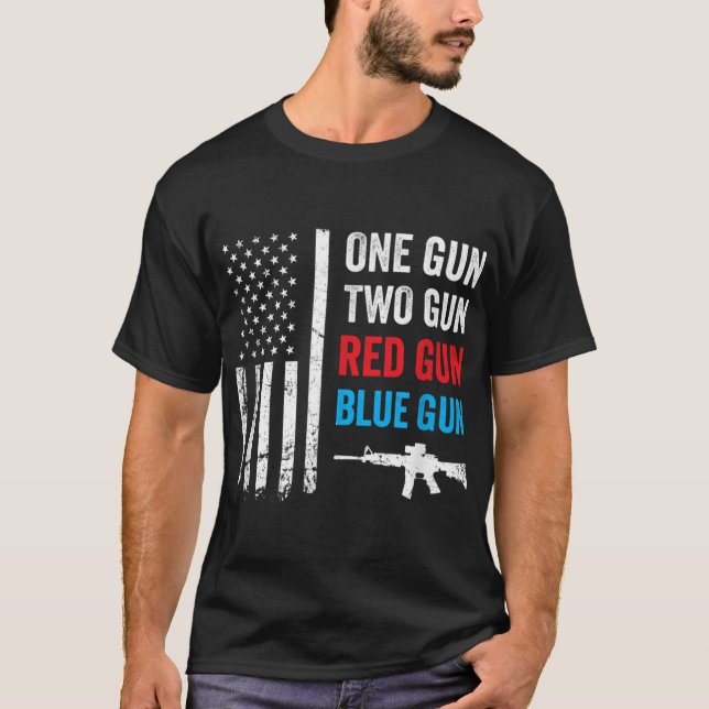 One Gun Two Gun Red Gun Blue Gun - Funny Pro Guns T Shirt (Framsida)