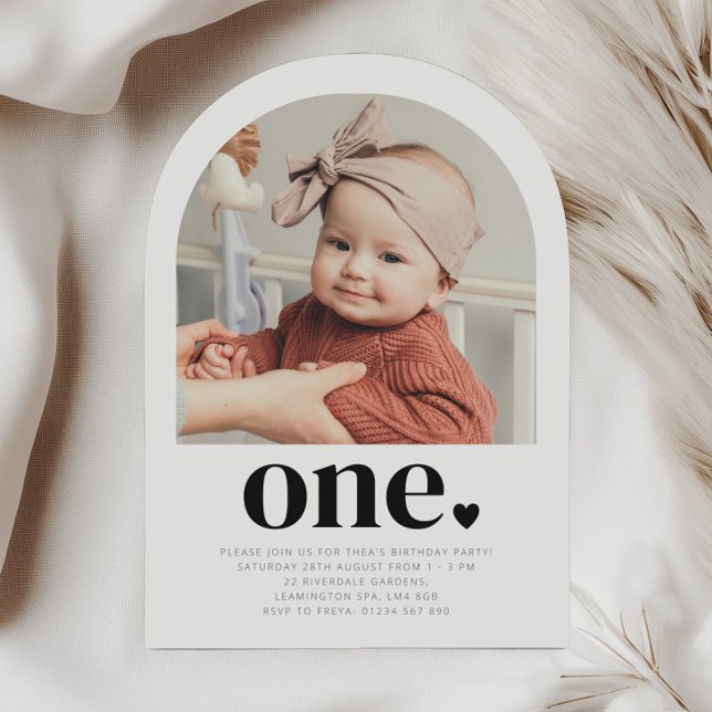 One Heart Arch Photo First Birthday-inbjudan Inbjudningar (Skapare uppladdad)