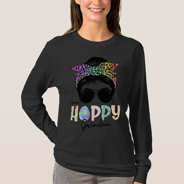 One Hoppy Grandma Leopard Messy Bun Easter Day T Shirt (Framsida)