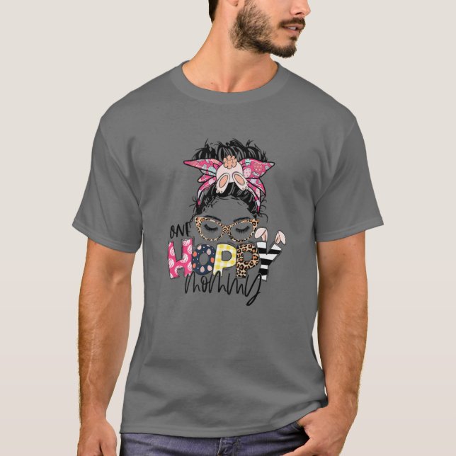 One Hoppy Mamma Leopard Messy Bun Bunny Mamma Öste T Shirt (Framsida)