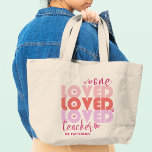 One Kärlek Lärare Rosa Modern Personlig Namn Jumbo Tygkasse<br><div class="desc">En Kärlek Lärare Rosa Modern Personlig Namn har texten "en älskad lärare" i den moderna rosan,  skript typografi som accentueras med kärlek hjärtan och personlig med ditt eget namn. Perfekt till din favoritlärare för läraruppskattning,  födelsedag,  jul,  helgdagar med mera. Designad av Evco Studio www.zazzle.com/store/evcostudio</div>