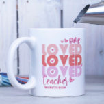 One Kärlek Lärare Rosa Modern Personlig Namn Kaffemugg<br><div class="desc">En Kärlek Lärare Rosa Modern Personlig Namn Coffee Mugg har texten "en älskad lärare" i den moderna rosa manusskrivningen typografi accentuerad med kärlek hjärtan och personlig med ditt eget namn. Perfekt till din favoritlärare för läraruppskattning,  födelsedag,  jul,  helgdagar med mera. Designad av Evco Studio www.zazzle.com/store/evcostudio</div>
