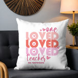 One Kärlek Lärare Rosa Modern Personlig Namn Kudde<br><div class="desc">En Kärlek Lärare Rosa Modern Personlig Namn Dekorativ kudde Cushion har texten "en älskad lärare" i modern rosa,  skript typografi som accentueras med kärlek hjärtan och personlig med ditt eget namn. Perfekt till din favoritlärare för läraruppskattning,  födelsedag,  jul,  helgdagar med mera. Designad av Evco Studio www.zazzle.com/store/evcostudio</div>