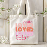 One Kärlek Lärare Rosa Modern Personlig Namn Tygkasse<br><div class="desc">En Kärlek Lärare Rosa Modern Personlig Namn har texten "en älskad lärare" i den moderna rosan,  skript typografi som accentueras med kärlek hjärtan och personlig med ditt eget namn. Perfekt till din favoritlärare för läraruppskattning,  födelsedag,  jul,  helgdagar med mera. Designad av Evco Studio www.zazzle.com/store/evcostudio</div>