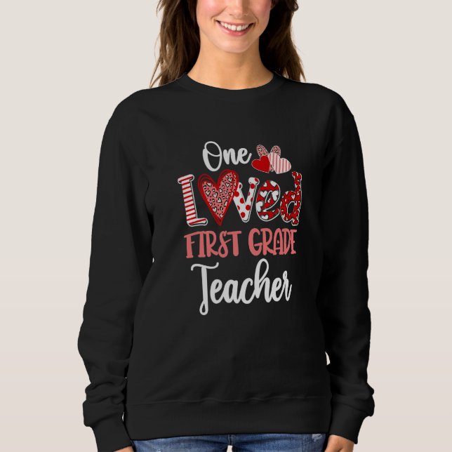 One Loved First Grade Teacher Shirt - Cute Valenti T Shirt (Framsida)