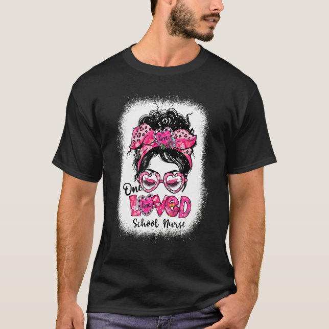 One Loved School Nurse Messy Bun Women Valentine's T Shirt (Framsida)