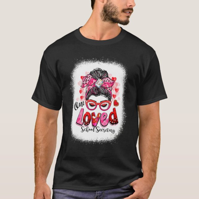 One Loved School Secretary Messy Bun Valentine's D T Shirt (Framsida)