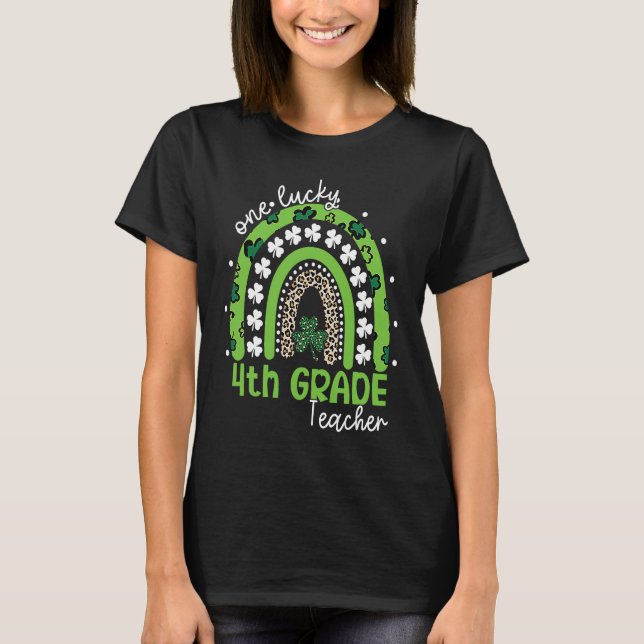 One Lucky 4th Grade Teacher St Patrick's Day 2023  T Shirt (Framsida)