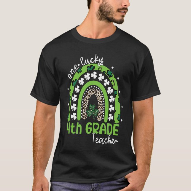 One Lucky 4th Grade Teacher St Patrick's Day 2023  T Shirt (Framsida)