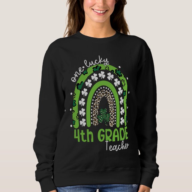 One Lucky 4th Grade Teacher St Patrick's Day 2023  T Shirt (Framsida)