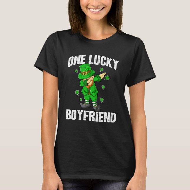 One Lucky Boyfriend St Patricks Day Dabbing Leprec T Shirt (Framsida)