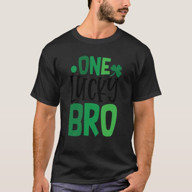 One Lucky Bro C Shamrock Irish Ireland T Shirt (Framsida)