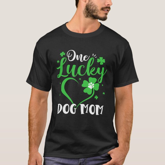 One Lucky Dog Mom  Dog Mom St Patricks Day T Shirt (Framsida)