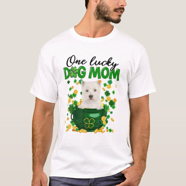 One Lucky Dog Mom Funny Westie Mom St Patricks Day T Shirt (Framsida)