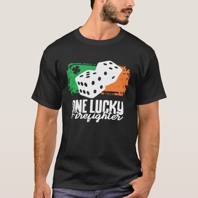 One Lucky Firefighter Dice Game  Family Group Matc T Shirt (Framsida)