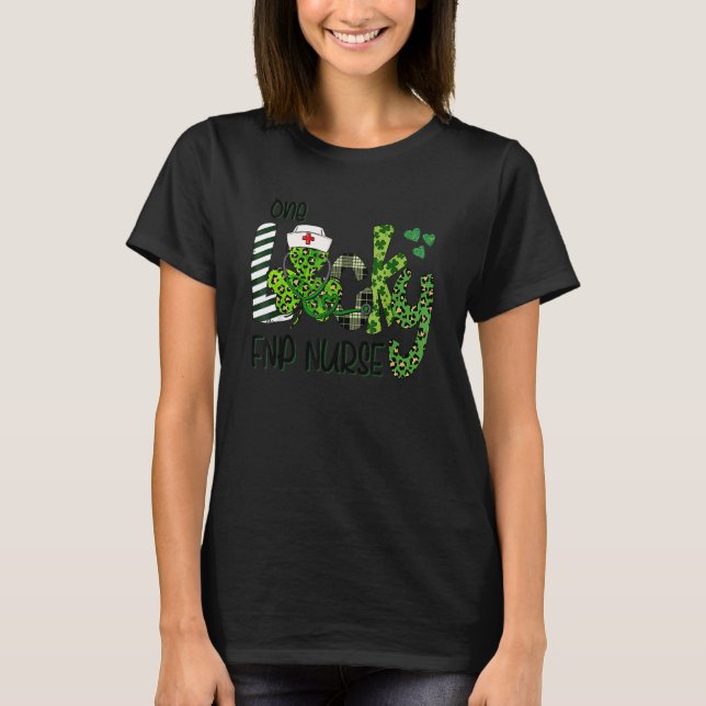 One Lucky FNP Nurse Shamrock Stethoscope St Patric T Shirt (Framsida)