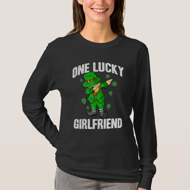 One Lucky Girlfriend St Patricks Day Dabbing Lepre T Shirt (Framsida)