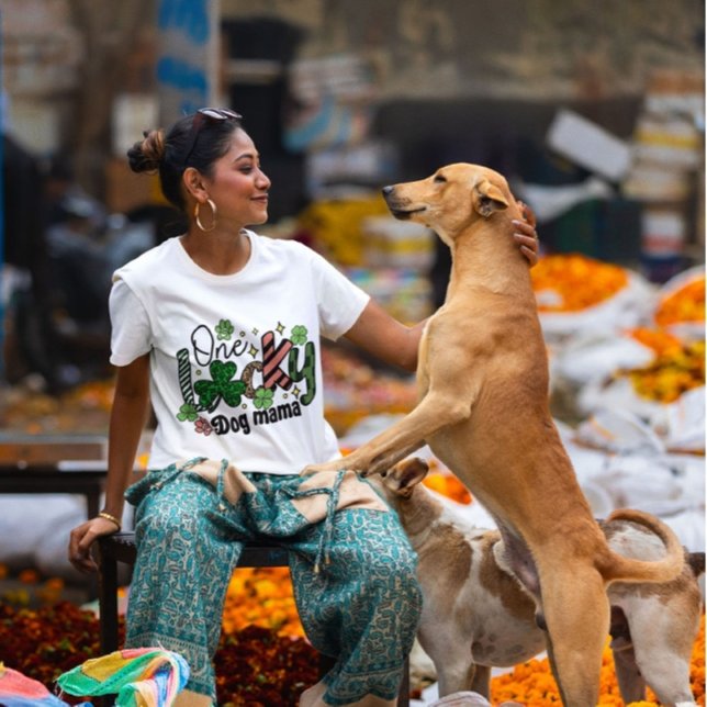 One Lucky Hund Mamma T Shirt (Skapare uppladdad)