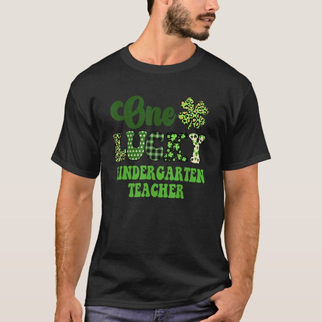 One Lucky Kindergarten Teacher Groovy St. Patrick' T Shirt (Framsida)