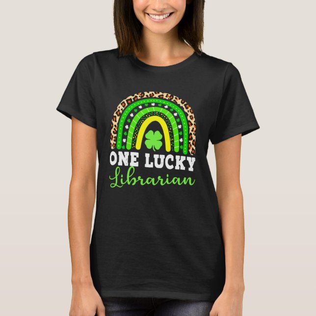 One Lucky Librarian Rainbow Shamrock St Patrick s  T Shirt (Framsida)
