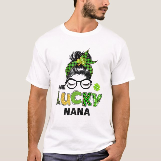 One Lucky Nana Messy Bun Leopard St patrick's day T Shirt (Framsida)
