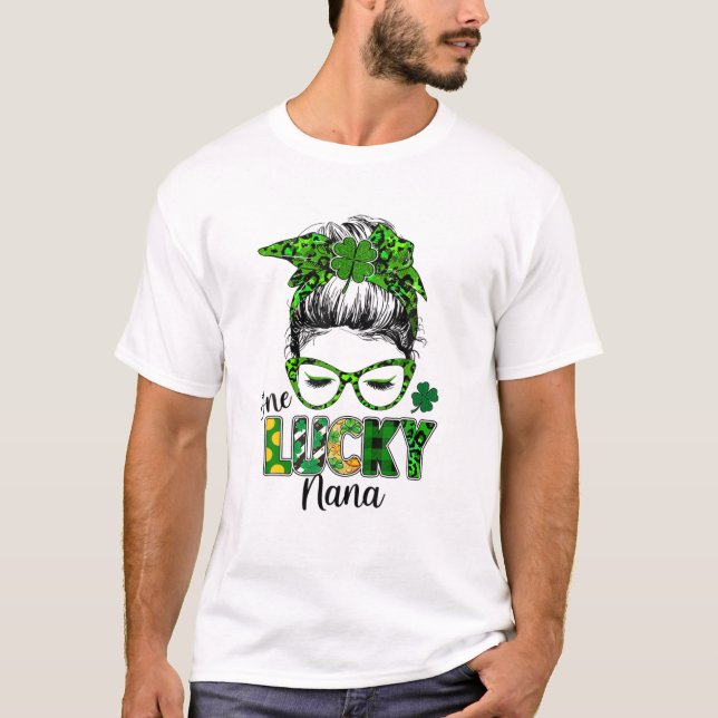 One Lucky Nana Messy Bun Shamrock St patrick's day T Shirt (Framsida)