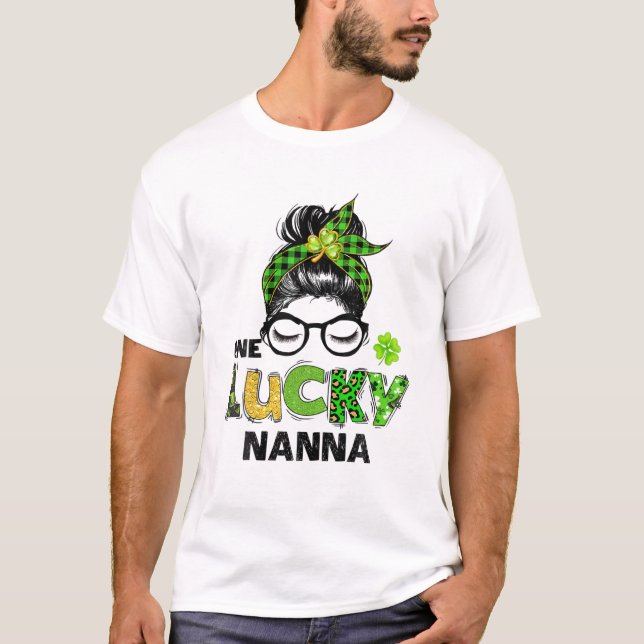 One Lucky Nanna Messy Bun Leopard St patrick's day T Shirt (Framsida)