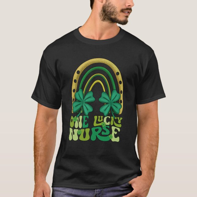One Lucky Nurse Groovy Retro Rainbow St Patricks D T Shirt (Framsida)
