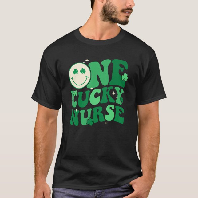 One Lucky Nurse Shamrock Groovy Happy St Patrick's T Shirt (Framsida)