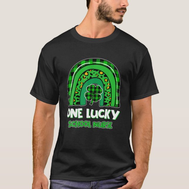 One Lucky School Nurse Rainbow Shamrock St Patrick T Shirt (Framsida)