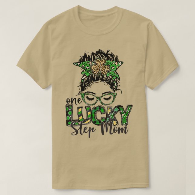 One Lucky Step Mom St  T Shirt (Design framsida)