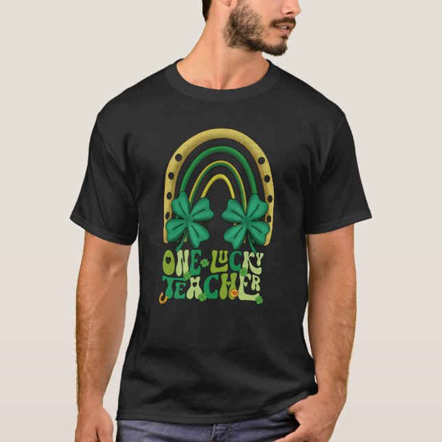 One Lucky Teacher Groovy Retro Rainbow St Patricks T Shirt (Framsida)