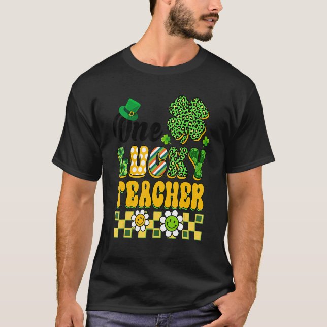 One Lucky Teacher St Patricks Day Teacher Groovy V T Shirt (Framsida)