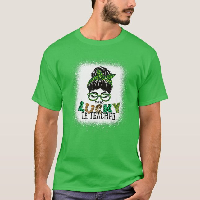 One Lucky TK Teacher Bleached Messy Bun St Patrick T Shirt (Framsida)