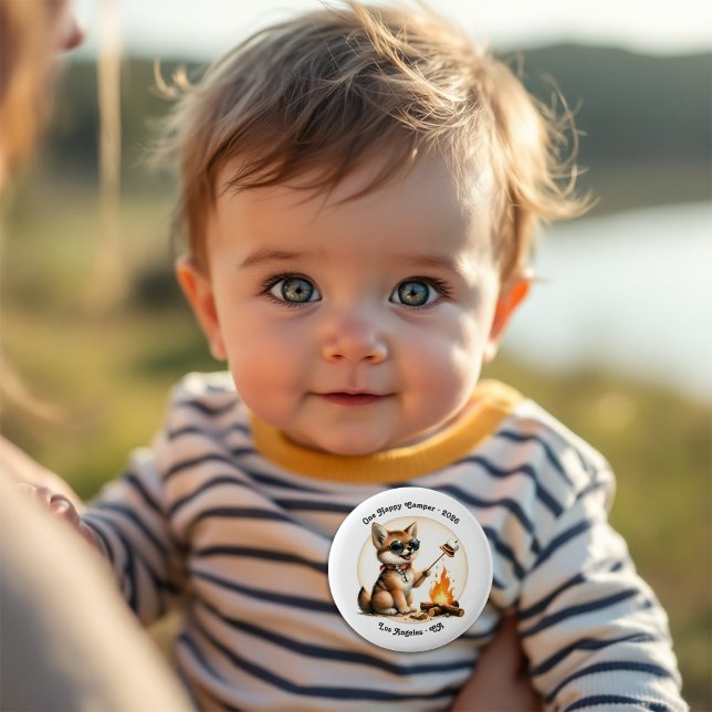 One Lycklig Camper Coyote Camping 1:a födelsedagen Knapp (One Happy Camper Coyote Camping 1st Birthday Button)