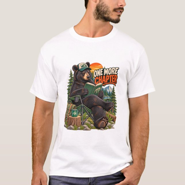 One More Chapter Bear Reading T-Shirt (Framsida)