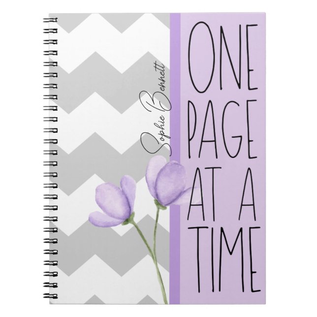 One Page at a Time – Motivational Lavender Floral Anteckningsbok (Framsidan)