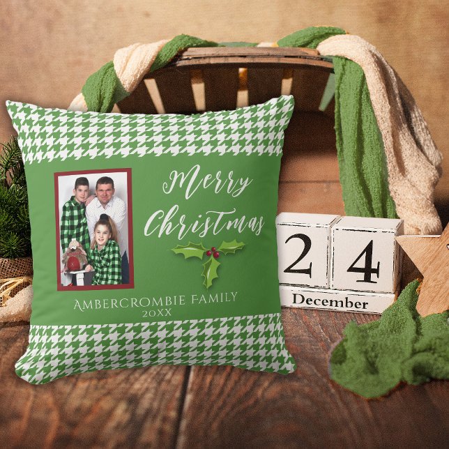 One Photo Helgdag Grönt and White Houndstooth Kudde (Lovely green houndstooth Christmas pillow for your holidays.)